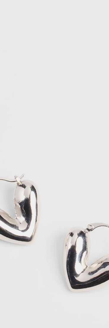 Whether you're dressing up for a romantic date or a Galentine's event, the Weekend Addition Heart Earrings in silver are the perfect accessory to elevate your Valentine's Day outfit.