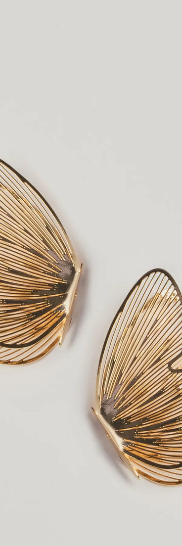 Stay on-trend this season with the Favorite Butterfly Earrings in gold, a must-have for creating stylish and effortless spring outfits for women.