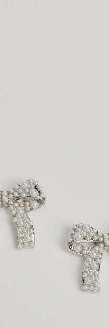 
Upgrade your style game for 2025 with the Sweetly Chic Faux Pearl Bow Stud Earrings in silver, perfect for any fashion-forward wardrobe.