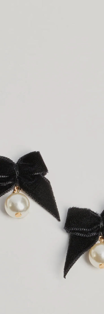 
Upgrade your style game for 2025 with the Luxe Detail Velvet Bow Pearl Earrings in black, perfect for any fashion-forward wardrobe.