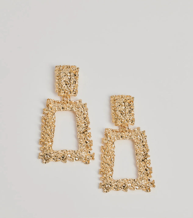 Shine at the 2025 countdown by completing your New Year’s Eve Outfit with the Looking Chic Oversized Door Knocker Earrings, a glam gold fashion accessory with statement-making details for festive going-out looks.