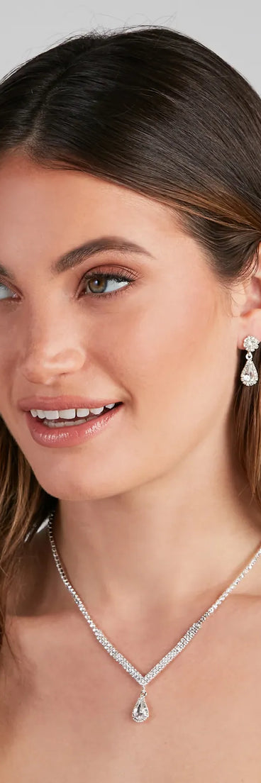 Get ready for any event with the Elegant Style Rhinestone Necklace And Earrings Set in silver, an essential start to creating a versatile outfit for women for parties, cocktail hours, or Valentine's Day events.