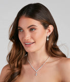 Get ready for any event with the Elegant Style Rhinestone Necklace And Earrings Set in silver, an essential start to creating a versatile outfit for women for parties, cocktail hours, or Valentine's Day events.