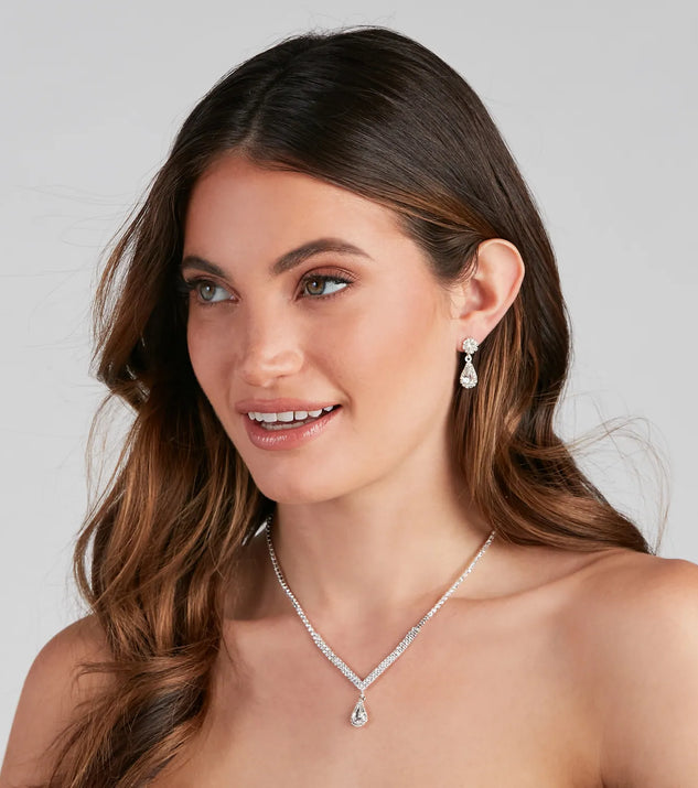 Get ready for any event with the Elegant Style Rhinestone Necklace And Earrings Set in silver, an essential start to creating a versatile outfit for women for parties, cocktail hours, or Valentine's Day events.