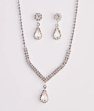 Get ready for any event with the Elegant Style Rhinestone Necklace And Earrings Set in silver, an essential start to creating a versatile outfit for women for parties, cocktail hours, or Valentine's Day events.