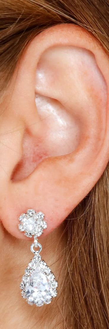 Get inspired with the Endless Glam Rhinestone Collar And Earrings Set, a feed-worthy silver piece that’s part of Windsor's updated and curated women’s clothing edit packed with must-have fall outfit ideas.