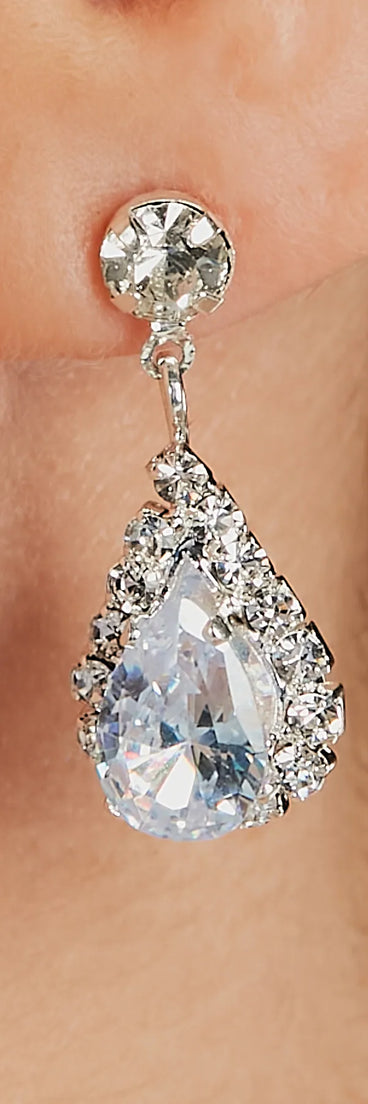 The Elegantly Chic Rhinestone Necklace And Earrings Set helps create a chic silver women's cocktail outfit with a trendy texture and stylish design, ideal for wedding guest cocktail outfits or dinner parties