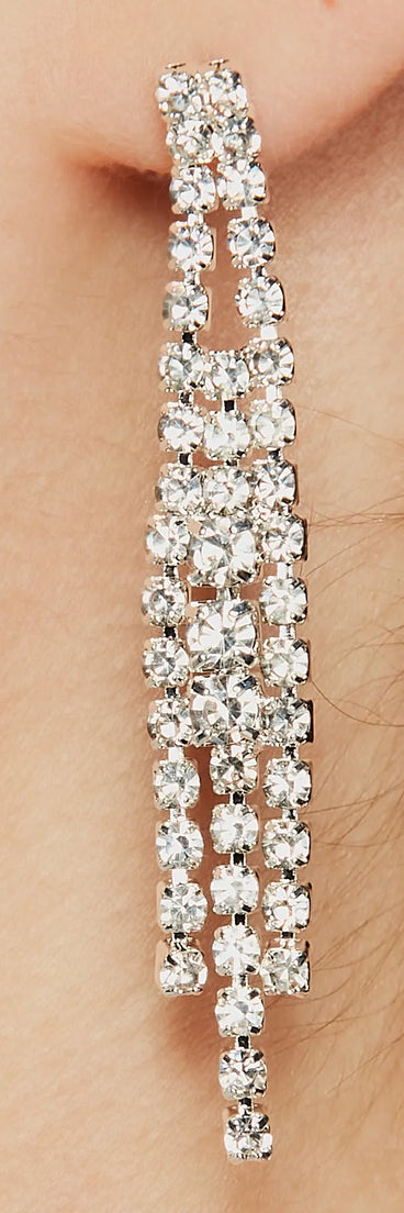 The Feeling Luxe Rhinestone Fringe Necklace And Earrings Set helps create a chic silver women's cocktail outfit with a trendy texture and stylish design, ideal for wedding guest cocktail outfits or dinner parties.