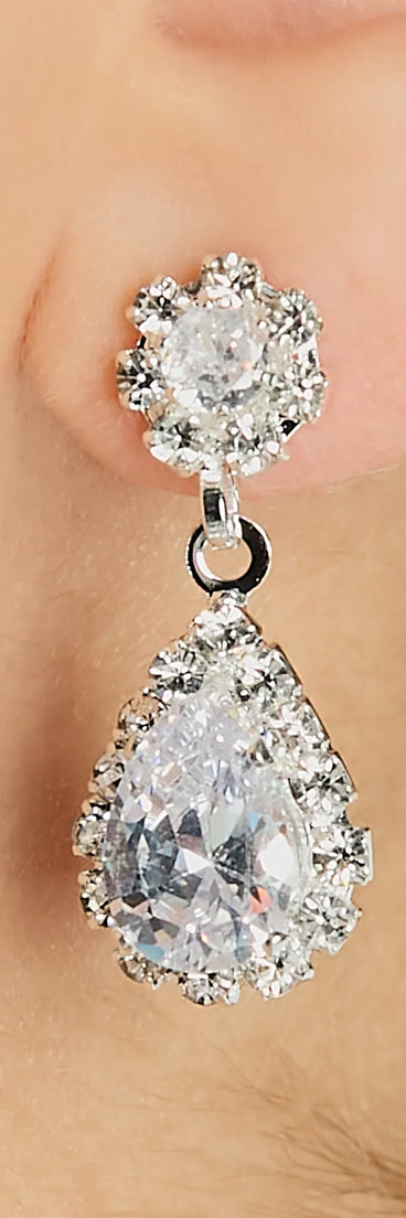 The Glam Shine Teardrop Cubic Zirconia Necklace And Earrings Set helps create a chic silver women's cocktail outfit with a trendy texture and stylish design, ideal for wedding guest cocktail outfits or dinner parties.