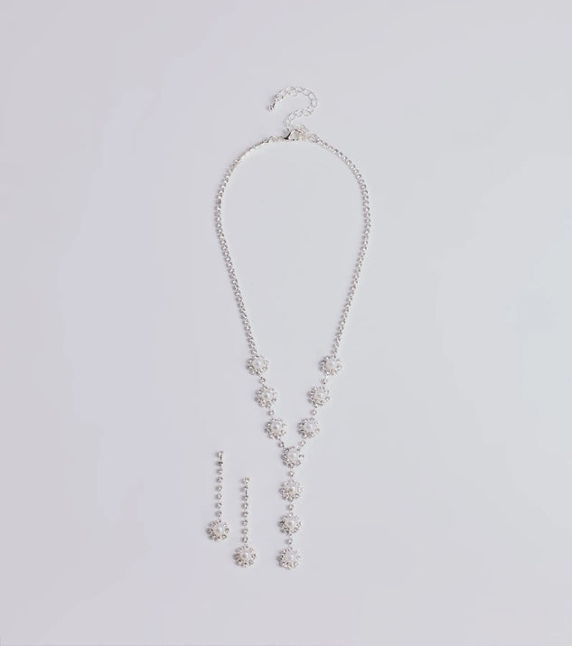 The Truly Glam Rhinestone and Pearl Lariat Necklace Set helps create a chic silver women's cocktail outfit with a trendy texture and stylish design, ideal for wedding guest cocktail outfits or dinner parties.