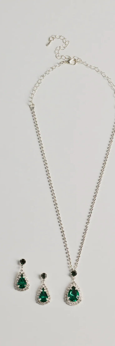 Get ready for any event with the Dreamy Luxe Rhinestone Necklace Set in emerald, an essential start to creating a versatile holiday outfit for women for holiday parties, cocktail hours, or NYE events.