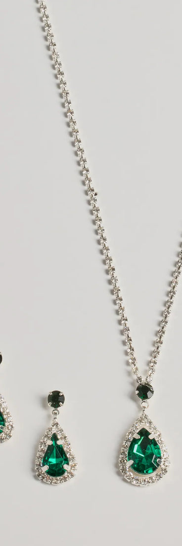 Get ready for any event with the Dreamy Luxe Rhinestone Necklace Set in emerald, an essential start to creating a versatile holiday outfit for women for holiday parties, cocktail hours, or NYE events.