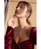 Get ready for any event with the Dreamy Luxe Rhinestone Necklace Set in emerald, an essential start to creating a versatile holiday outfit for women for holiday parties, cocktail hours, or NYE events.