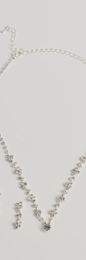 Get ready for any event with the Shimmering Statement Rhinestone Cluster Necklace Set in silver, an essential start to creating a versatile holiday outfit for women for holiday parties, cocktail hours, or NYE events.