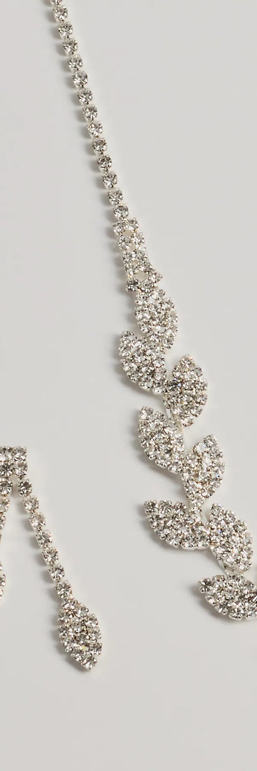 Get ready for any event with the Enchanting Glitz Rhinestone Leaf Necklace Set in silver, an essential start to creating a versatile outfit for women for parties, cocktail hours, or Valentine's Day events.