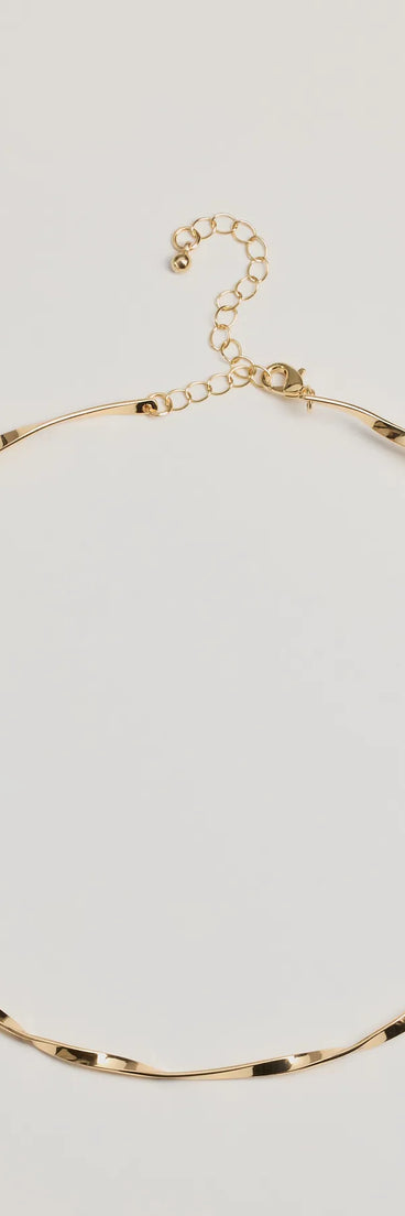 Effortless Twist Metal Collar Necklace, a trendy gold addition to women's going-out outfits, is ideal for Christmas party outfits, chic NYE attire, or winter night-out looks that keep you on-trend!
