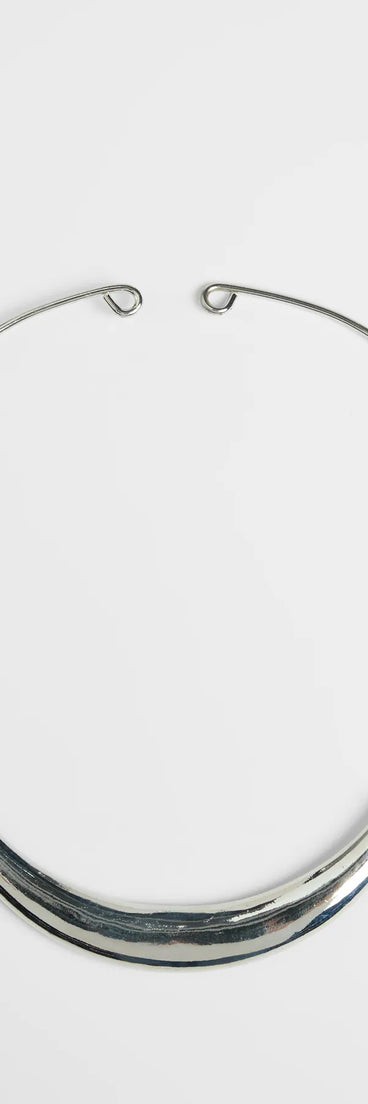 The Sleek And Classic Circle Collar Necklace in silver brings edge and energy to your vibe, ready to elevate any festival look or concert outfit.