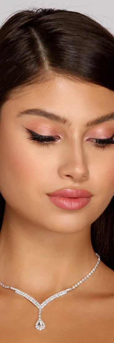 Get ready for any event with the Teardrop Rhinestone Set in silver, an essential start to creating a versatile outfit for women for parties, cocktail hours, or Valentine's Day events.