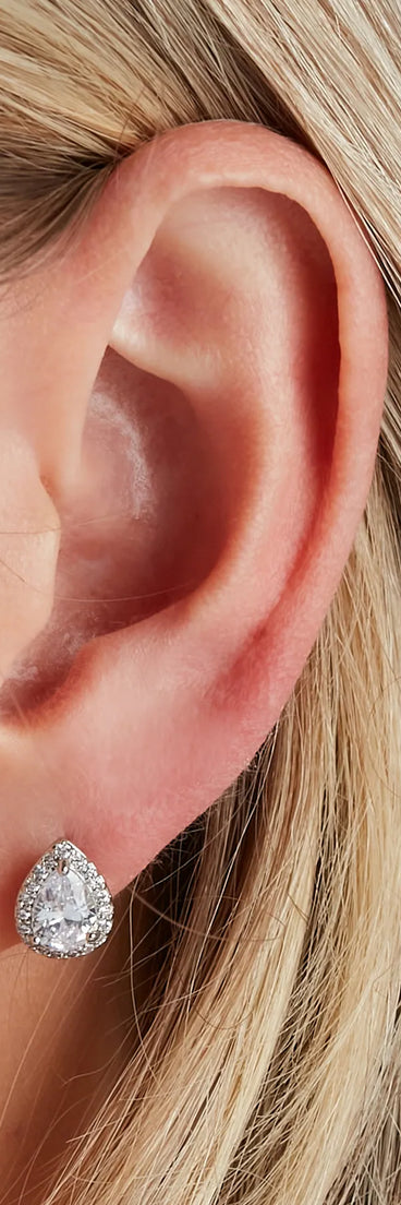 Get ready for any event with the Cubic Zirconia Teardrop Necklace And Studs in silver, an essential start to creating a versatile outfit for women for parties, cocktail hours, or Valentine's Day events.