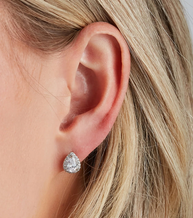 Get ready for any event with the Cubic Zirconia Teardrop Necklace And Studs in silver, an essential start to creating a versatile outfit for women for parties, cocktail hours, or Valentine's Day events.