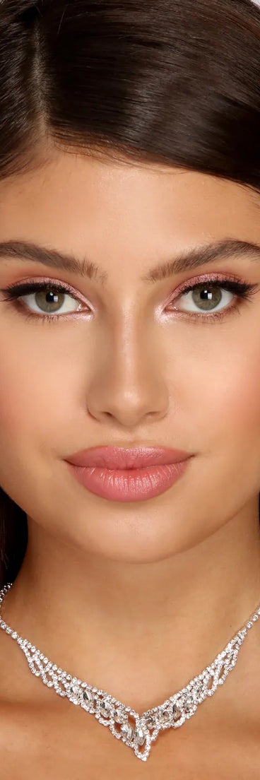 Get ready for any event with the Elegant Tear Drop Rhinestone Set in silver, an essential start to creating a versatile outfit for women for parties, cocktail hours, or Valentine's Day events.