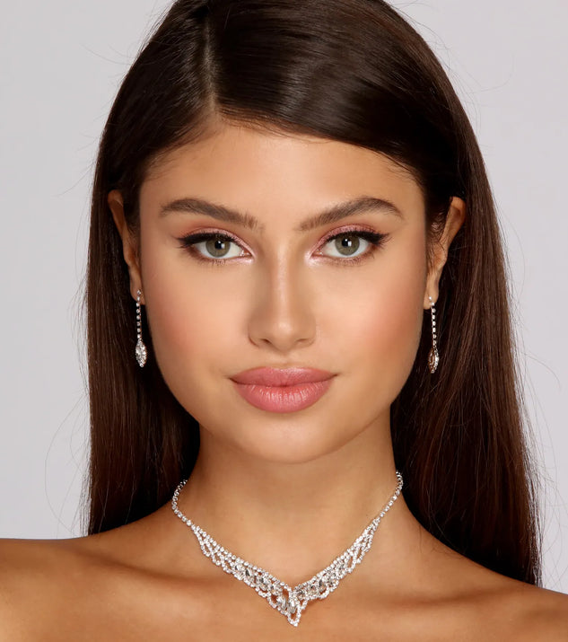 Get ready for any event with the Elegant Tear Drop Rhinestone Set in silver, an essential start to creating a versatile outfit for women for parties, cocktail hours, or Valentine's Day events.
