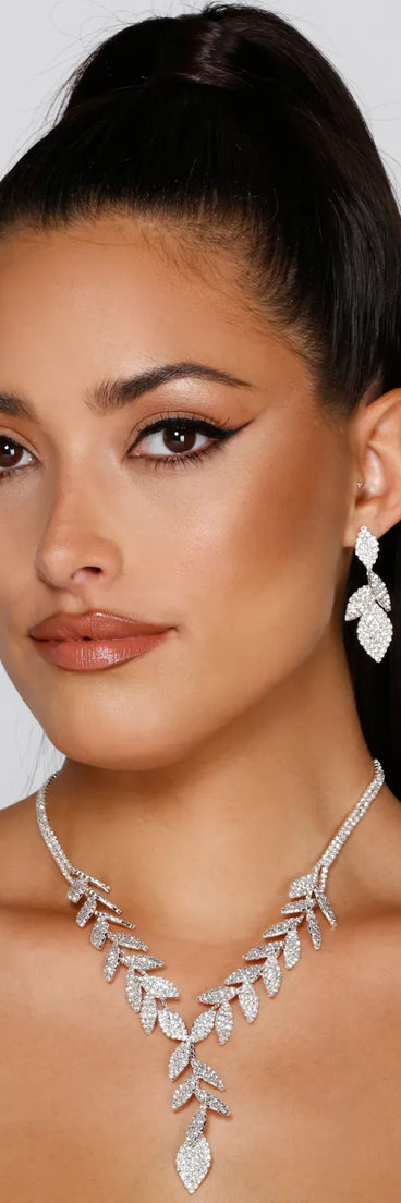 Stay on-trend this season with the Luxe Leaf Lariat And Duster Earrings in silver, a must-have for creating stylish and effortless fall looks.