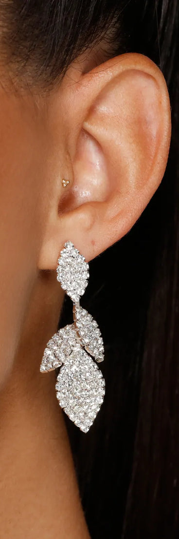 Get ready for any event with the Luxe Leaf Lariat And Duster Earrings in silver, an essential start to creating a versatile outfit for women for parties, cocktail hours, or Valentine's Day events.