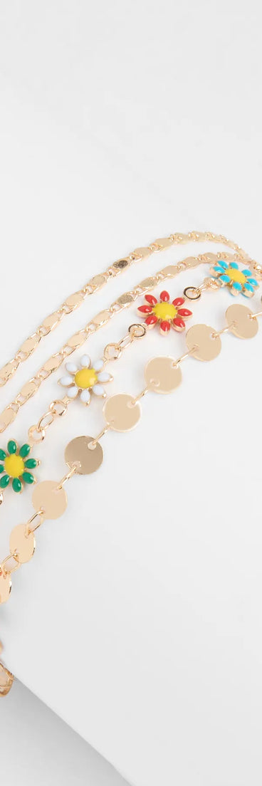 Stay on-trend this season with the Sweet Vibe Flower Chain Bracelet in gold, a must-have for creating stylish and effortless spring outfits for women.