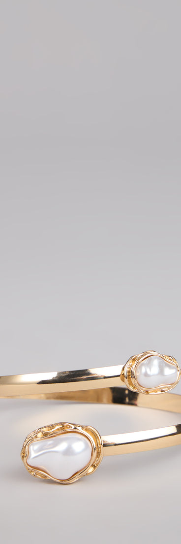 Style your vibe in seconds with the Luxe Aura Faux Pearl Arm Cuff, a fashion accessories essential that completes any outfit with ease.