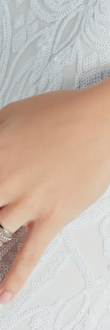 Get ready for any event with the Luxe Staple Rhinestone Stretch Bracelet in silver, an essential start to creating a versatile outfit for women for parties, cocktail hours, or Valentine's Day events.