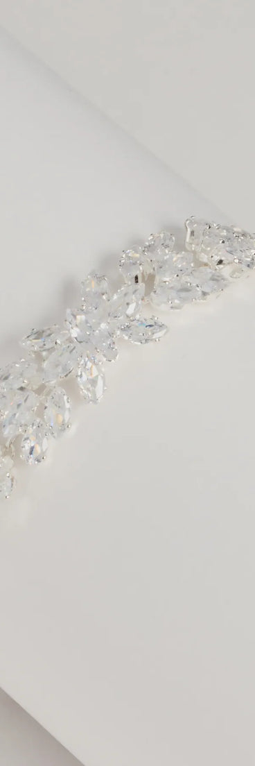 Get ready for any event with the Elevated Shine Cubic Zirconia Leaf Bracelet in silver, an essential start to creating a versatile outfit for women for parties, cocktail hours, or Valentine's Day events.