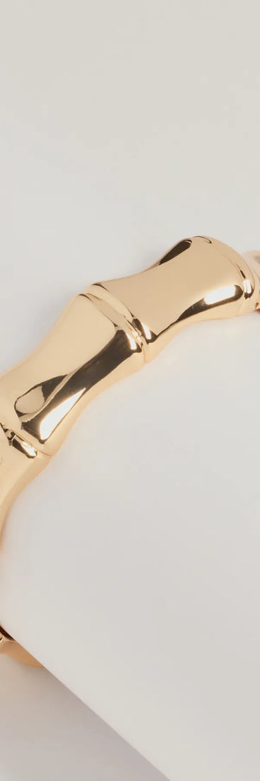 
Upgrade your style game for 2025 with the Sculpted Glam Bamboo Metal Bangle in gold, perfect for any fashion-forward wardrobe.