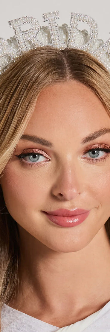 
Upgrade your style game for 2025 with the Faux Pearl Bride Headband in white, perfect for any fashion-forward wardrobe.