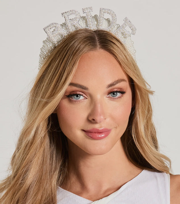 
Upgrade your style game for 2025 with the Faux Pearl Bride Headband in white, perfect for any fashion-forward wardrobe.