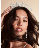 
Upgrade your style game for 2025 with the Faux Pearl Bride Headband in white, perfect for any fashion-forward wardrobe.