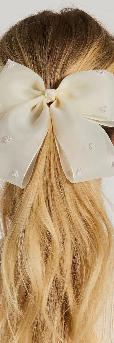 
Upgrade your style game for 2025 with the Feminine Charm Pearl Detail Hair Bow Barrette in ivory, perfect for any fashion-forward wardrobe.