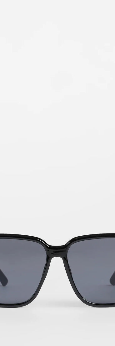 The Spill The Tea Oversized Square Sunglasses in black brings edge and energy to your vibe, ready to elevate any festival look or concert outfit.