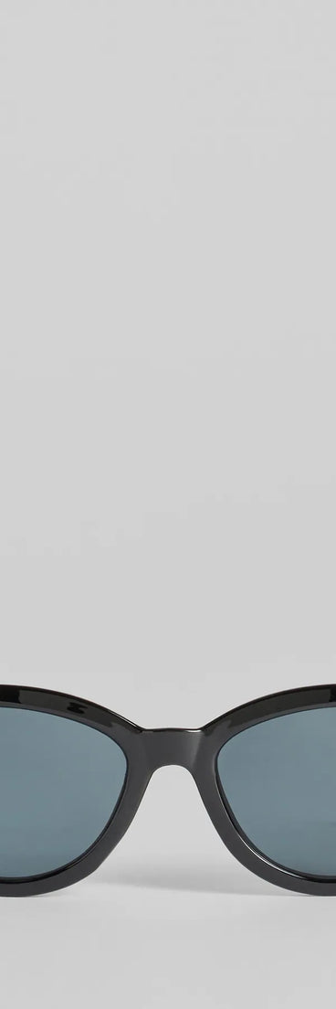 Style On Point Cat-Eye Sunglasses, a trendy black addition to women's going-out outfits, is ideal for Christmas party outfits, chic NYE attire, or winter night-out looks that keep you on-trend!