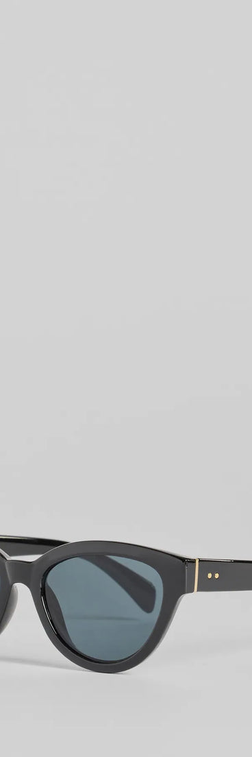 Style On Point Cat-Eye Sunglasses, a trendy black addition to women's going-out outfits, is ideal for Christmas party outfits, chic NYE attire, or winter night-out looks that keep you on-trend!