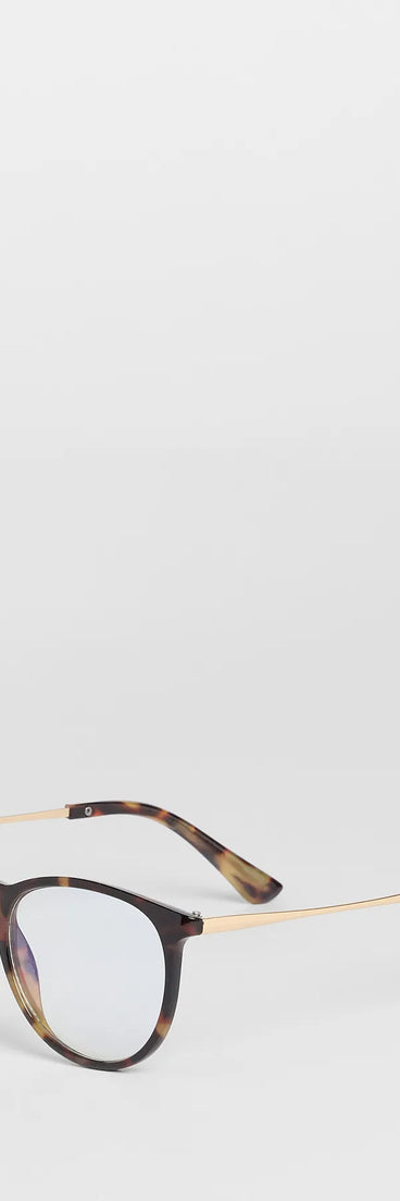 This tortoise piece brings trend-right energy to the The Modern Tortoiseshell Blue Light Eyeglasses, perfect for fall outfits that stand out.