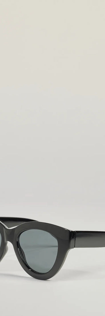 
Upgrade your style game for 2025 with the Retro Cutie Cat Eye Sunglasses in black, perfect for any fashion-forward wardrobe.