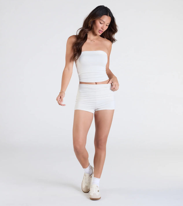 Create bold, fashion-forward looks for spring or summer with the Relaxed Perfection Mid-Rise Pajama Shorts in ivory, a must-have piece from Windsor’s collection of stylish bottoms for women.