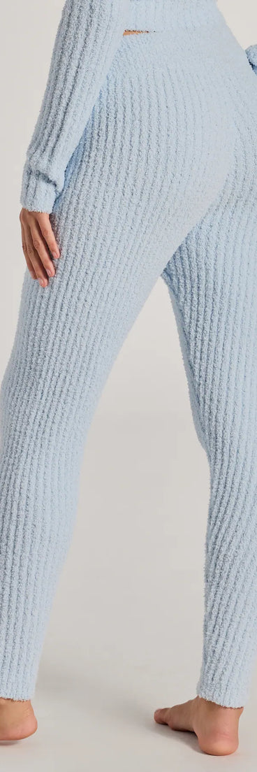 
Upgrade your style game for 2025 with the Cozy Life Chenille Knit Tie-Waist Joggers, perfect for any fashion-forward wardrobe.