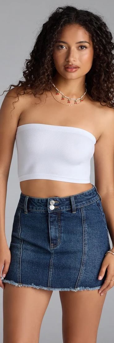 The Casual Staple Ribbed Knit Bandeau Top in white brings edge and energy to your vibe, ready to elevate any festival look or concert outfit.