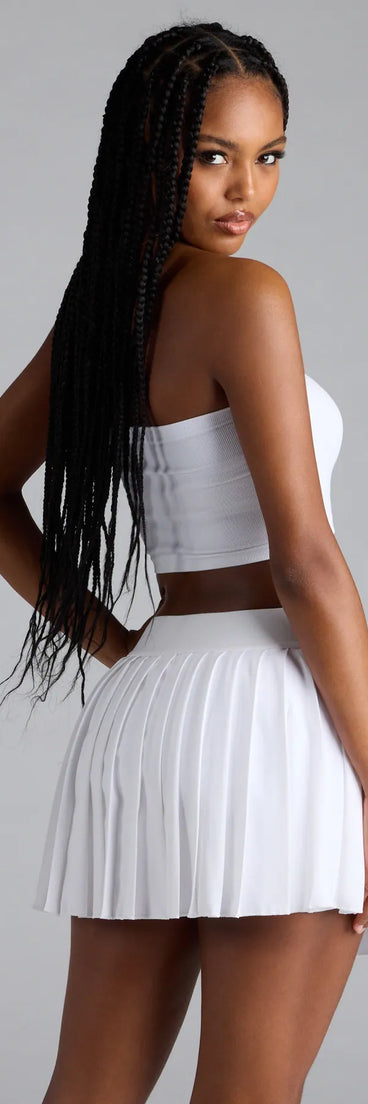 For college campus looks, game day outfits, or a bold going-out vibe, the Major Fave Ribbed Knit Bandeau Top is an on-trend white crop top that easily styles with your favorite denim.