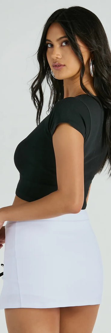 
Upgrade your style game for 2025 with the Sweetest Basic V-Neck Ruched Crop Top in black, perfect for any fashion-forward wardrobe.