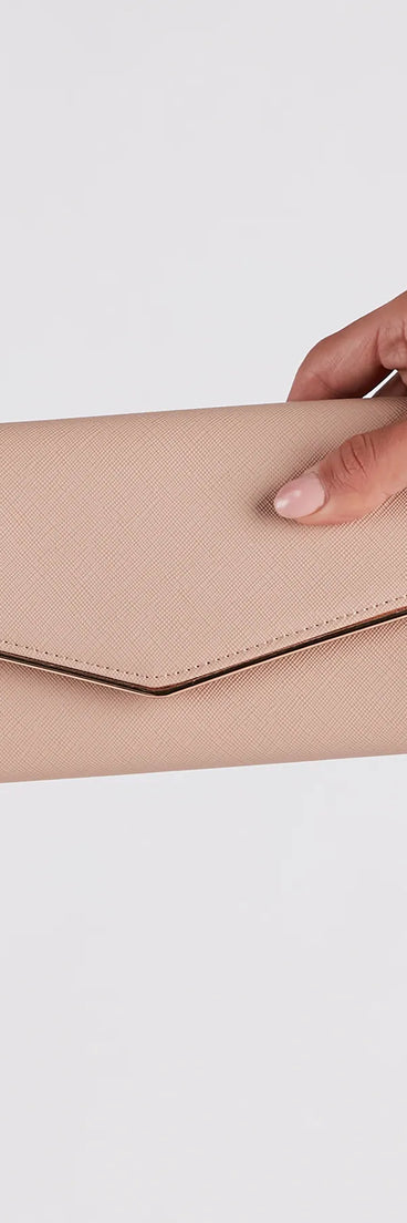 Get inspired with the Girl On The Go Crossbody Wallet, a feed-worthy nude piece that’s part of Windsor's updated and curated women’s clothing edit packed with must-have fall outfit ideas.