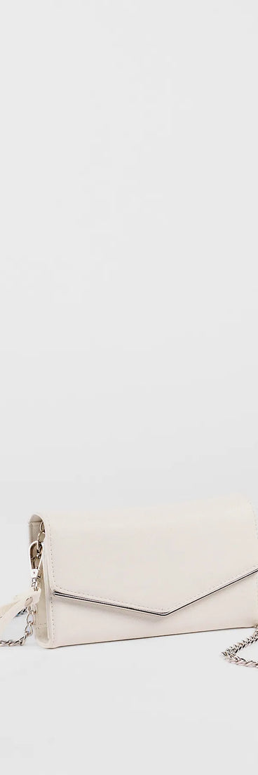 Get inspired with the Girl On The Go Crossbody Wallet, a feed-worthy white piece that’s part of Windsor's updated and curated women’s clothing edit packed with must-have fall outfit ideas.