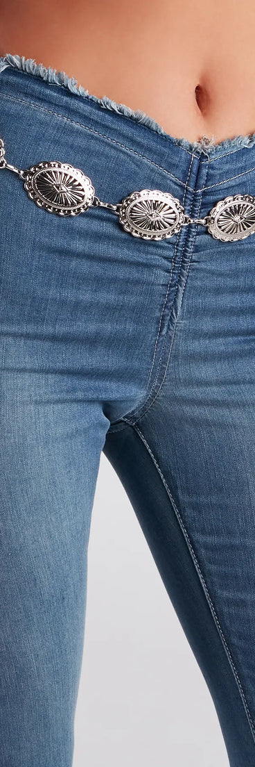 
Upgrade your style game for 2025 with the Boho Western-Chic Chain Belt in silver, perfect for any fashion-forward wardrobe.